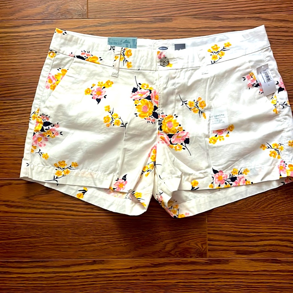 Old Navy new with tags size 4 women’s flowered shorts.